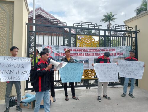 Sejumlah mahasiswa yang tergabung dalam Aliansi Mahasiswa dan Pemuda Anti Korupsi (Alamp Aksi) menggelar demonstrasi di depan kantor DPRA, Kamis siang, 14 Desember 2023