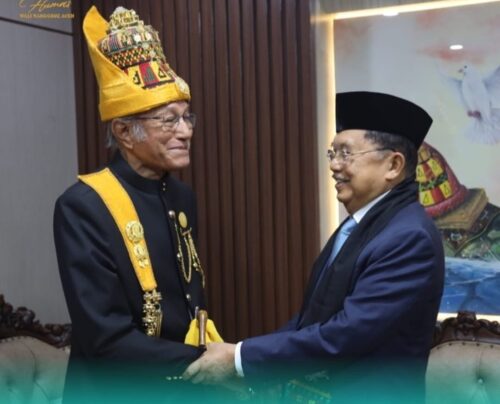 Mantan Wapres HM Jusuf Kalla (JK) turut menghadiri pengukuhan Wali Nanggroe Aceh Malik Mahmud Al Haytar dalam rapat paripurna istimewa di Gedung DPRA, Jum'at pagi (15/12)
