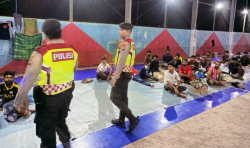 Satsamapta Polres Aceh Timur maksimalkan pengamanan Imigran Rohingya yang ditampung di Lapangan Futsal Gedung Idi Sport Center (ISC), Aceh Timur