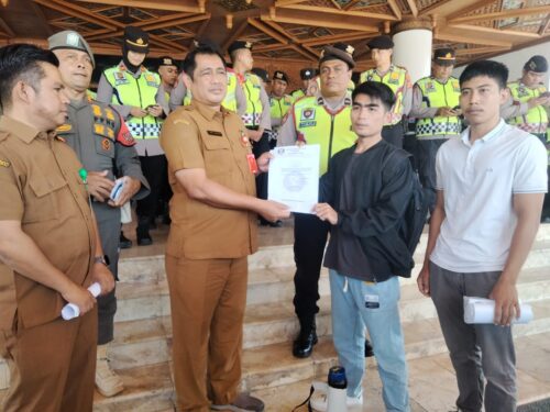 Sejumlah mahasiswa dari Gerakan Rakyat Aceh (GeRAH) melakukan unjuk rasa terkait penanganan pengungsi Rohingya, di Kantor Gubernur Aceh, Selasa (2/1/2024)