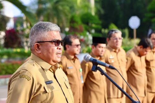 Sekda Aceh Bustami Hamzah memimpin apel perdana tahun 2024 yang diikuti ASN di lingkungan Setda Aceh dan BPKA di halaman Kantor Gubernur Aceh, Selasa (2/1/2024)