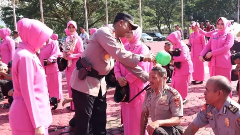Kapolres Aceh Besar AKBP Carlie Syahputra Bustaman saat memimpin upacara kenaikan pangkat TMT 1 Januari 2024 di lapangan apel Polres Aceh Besar, Selasa pagi (2/1/2024)