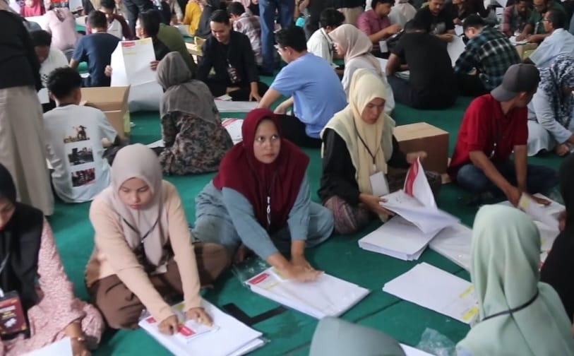 KIP Banda Aceh melibatkan 180 warga untuk pelipatan surat suara Pemilu 2024, Ahad (7/1/2024)