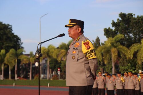 Irwasda Polda Aceh Kombes Pol Muhamad Setyobudi Dwiputro memimpin apel pagi di halaman Mapolda Aceh, Senin (8/1)