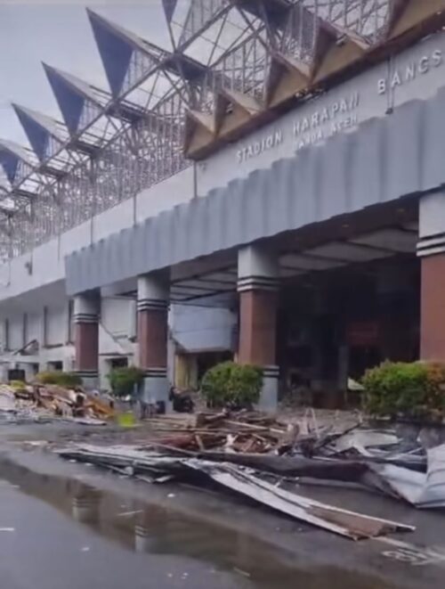 Stadion Harapan Bangsa Lhong Raya Banda Aceh milik Pemerintah Aceh saat ini mulai dibongkar oleh pihak kontraktor pelaksana renovasi
