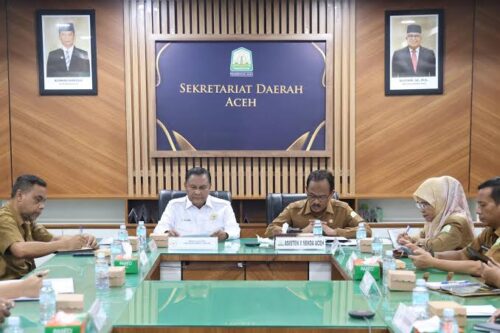 Tim Pemerintah Aceh menggelar rapat dengan Wakil Ketua Komite II DPD RI, Abdullah Puteh dalam rangka membahas permasalahan pertanian dan ketahanan pangan, di Kantor Gubernur Aceh, Senin (8/1/2023)