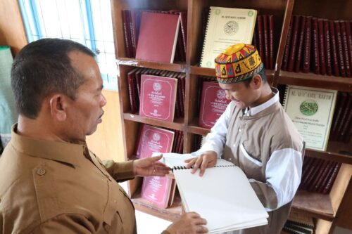 Kepala Dinas Sosial Aceh Dr Muslem Yacob SAg MPd saat mendengarkan bacaan Al-Quran Braille Anak Disabilitas di UPTD Rumah Sejahtera Beujroeh Meukarya (RSBM) di Ladong, Aceh Besar, Selasa (9/1)