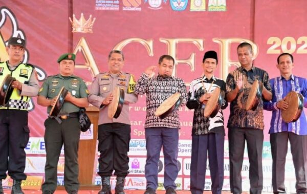 Pj Bupati Aceh Besar Muhammad Iswanto bersama Direktur Alfityan School Aceh Bustanul Arifin memukul Rapai tanda dibukanya Cretive Andless Revolution (ACER) 2024 di Komplek Al Fityan School Aceh, Gampong Reuloh, Kecamatan Ingin Jaya, Kamis (11/1)