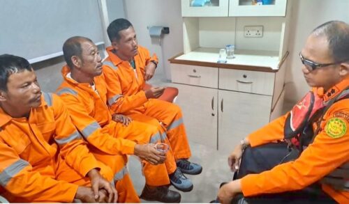 Tim Basarnas mengevakuasi 3 nelayan Aceh yang diselamatkan kapal tanker setelah sempat terapung di lautan selama 14 hari