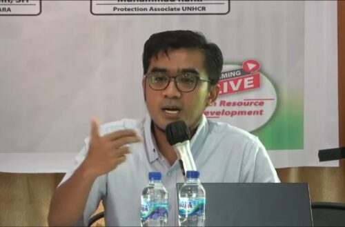 Protection Associate UNHCR Muhammad Rafki berbicara pada diskusi Aceh Resource & Development (ARD) dengan tema “Persoalan Pengungsi Rohingya di Aceh, Tanggung Jawab Siapa?” di sebuah cafe kawasan Pango, Banda Aceh, Sabtu sore (13/1)