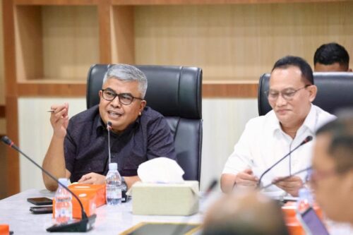 Sekda Aceh Bustami Hamzah selaku Ketua Harian PB PON Aceh 2024, menyampaikan saran dan masukan pada rapat bersama PB PON Wilayah Sumut, di Kantor Gubernur Sumatera Utara, Medan, Selasa (16/1)