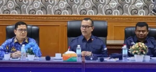 Kepala Dinas Sosial Aceh Muslem Yacob didampingi Sekdis Devi Riansyah dan Kabid Dayasos Teuku Nara melakukan pertemuan dengan pilar Kesos, Rabu (17/1)