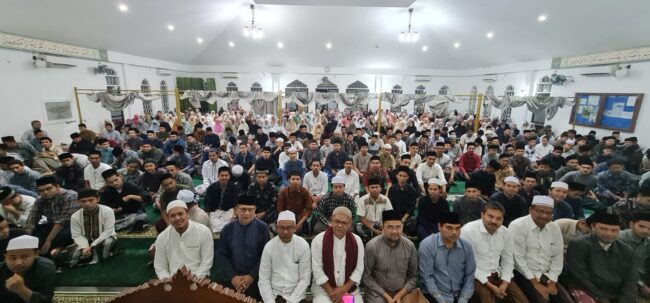 Rektor UIN Ar-Raniry Prof Mujiburrahman membuka program paket subuh tarbawi-wasathi bagi mahasiswa UIN Ar-Raniry di Masjid Fathun Qarib kampus tersebut, Kamis (18/1) subuh