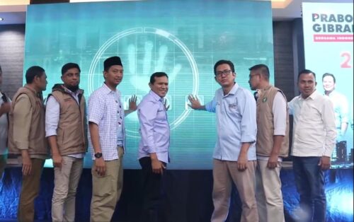 Komandan Fanta TKN Prabowo-Gibran, Arief Rosyid Hasan didampingi Ketua DPD Gerindra Aceh Fadhlullah pada deklarasi Gerakan Nasional (Gernas) Pilpres 2024 sekali putaran di Banda Aceh, Kamis (18/1)