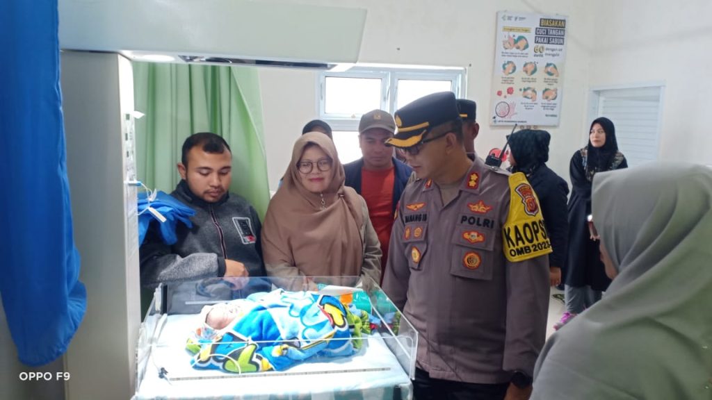 Kapolres Bener Meriah AKBP Nanang Indra Bakti mendatangi Puskesmas Kecamatan Bandar untuk melihat bayi yang ditemukan di Masjid Al-Falah Bener Meriah, Jum'at pagi (19/1)