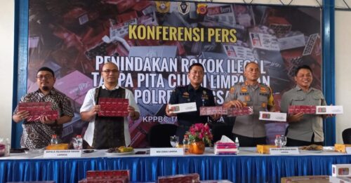 Kantor Pengawasan dan Pelayanan Bea dan Cukai Tipe Madya Pabean (KPPBC TMP) C Kuala Langsa dan Kapolres Langsa AKBP Andy Rahmansyah, saat menggelar konferensi pers, Jum'at (19/1)