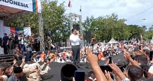 Calon presiden nomor urut 1 Anies Rasyid Baswedan menyampaikan orasi saat kampanye akbar di pelantran parkir Stadion H Dimurthala Lampineung Banda Aceh, Sabtu (27/1/2024)
