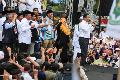 Calon presiden nomor urut 1 Anies Baswedan berorasi saat kampanye akbar di pelantaran parkir Stadion H Dimurthala, Lampineung Banda Aceh, Sabtu (27/1/2024)