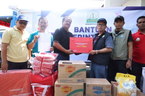 Penyerahan bantuan masa panik di Pidie yang diserahkan Kadinsos Aceh Muslem Yacob dan diterima Kadis Sosial Pidie, Drs Muslim, Ahad (28/1/2024)