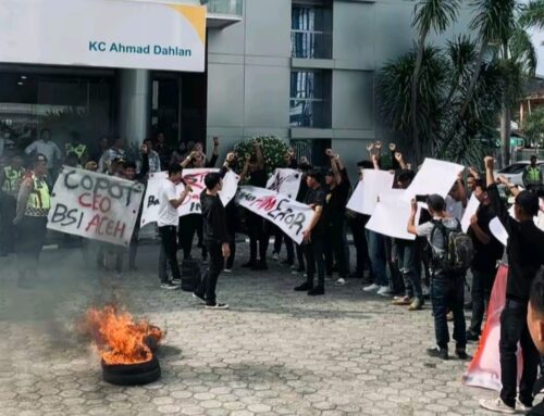 Massa yang tergabung dalam Ikatan Mahasiswa Pemuda (IMP) Seuramoe Meukah melakukan aksi unjuk rasa di halaman Kantor BSI Regional Aceh di Pasar Aceh, Merduati, Banda Aceh, Senin siang (15/1)