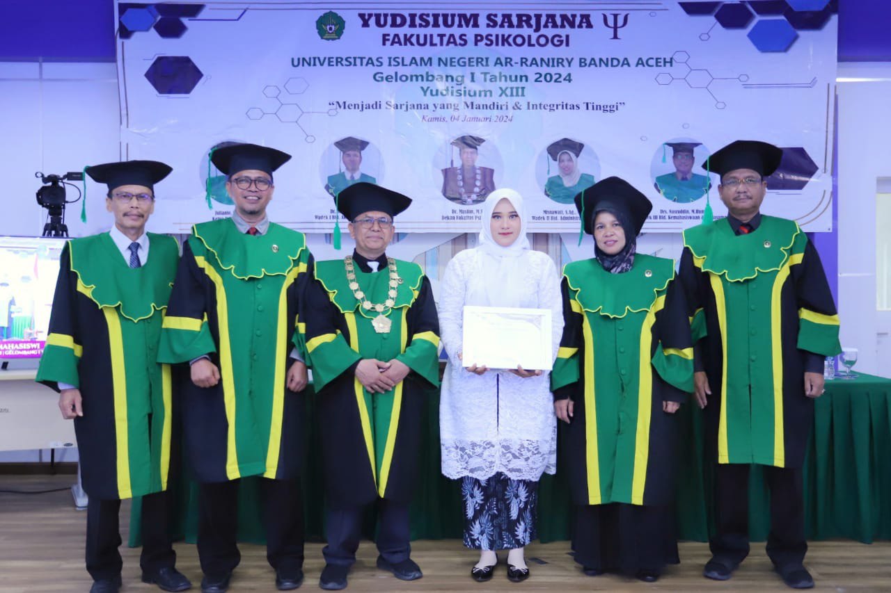 Penyerahan piagam penghargaan kepada lulusan terbaik Fakultas Psikologi UIN Ar-Raniry dengan IPK tertinggi, Nurulia, Kamis (4/1/2024)