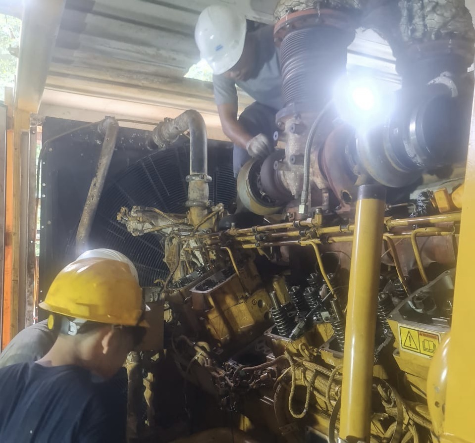 Petugas PLN menangani gangguan listrik di Pulau Siumat, Simeulue
