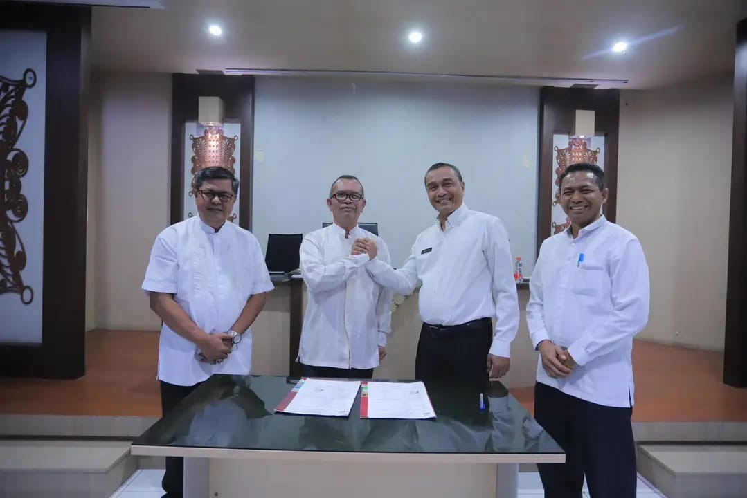 Muslem Yacob berpamitan dengan ASN di lingkup Dinas Perpustakaan & Kearsipan Aceh (DPKA) dalam acara serah terima jabatan yang berlangsung Jum’at, 5 Januari 2024