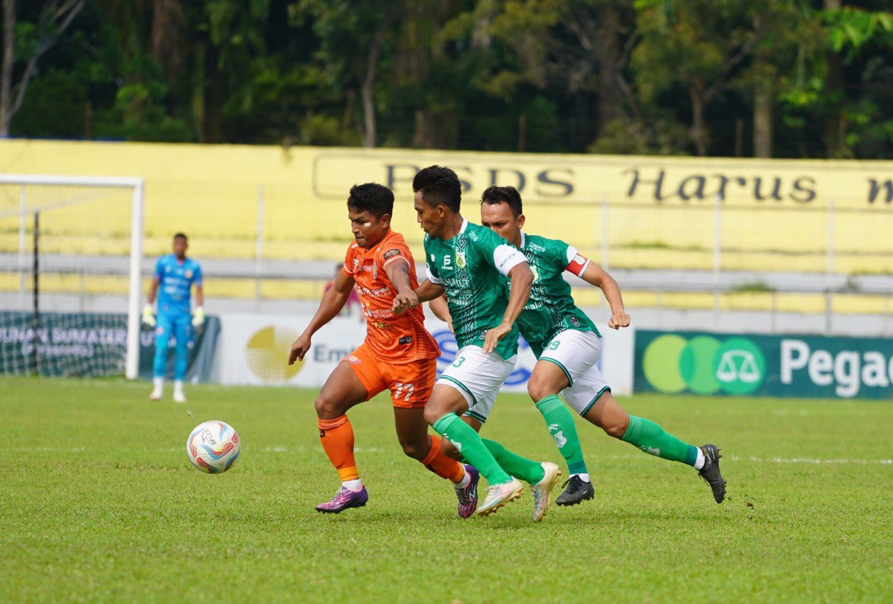 Pemain PSMS Medan dan Persiraja Banda Aceh berebut bola pada babak 12 Besar Liga 2 2023/2024, Sabtu sore (6/1) di Stadion Baharoeddin Siregar Lubuk Pakam, Deli Serdang
