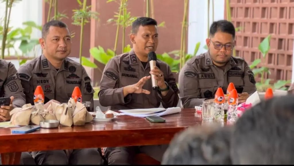 Kajari Bireuen Munawal Hadi SH MH, Kamis (4/1), menyampaikan capaian kinerja tahun 2023 kepada wartawan se-Kabupaten Bireuen, di Warung Adhyaksa