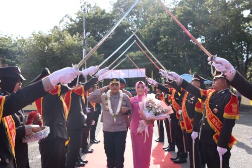 Polres Aceh Besar menggelar tradisi pedang pora dalam penyambutan Kapolres baru dan pelepasan Kapolres lama, di Kota Jantho, Senin (8/1)