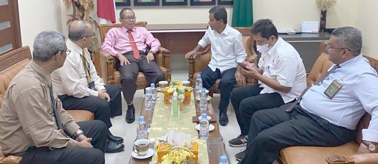 Ketua Pengadilan Tinggi Banda Aceh Dr Suharjono SH MHum didampingi WKPT Isnurul Syamsul Arif SH MHum menerima kunjungan Kakanwil BPN Aceh Dr Mazwar SH MHum yang didampingi Kepala Kantor Pertanahan Banda Aceh Dr Ramlan SH MH, Rabu (10/1)