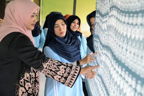 Ketua PIA Ardhya Garini Cabang 20/D.I Lanud Iskandar Muda, Ny. Septi Yoyon Kuscahyono bersama Ketua Dekranasda Aceh Besar, Cut Rizky Handayani SIP MM mininjau proses pembuatan batik motif Aceh di Rumoh Malaka Batik, Gampong Lam Ara Cut, Kecamatan Kuta Malaka