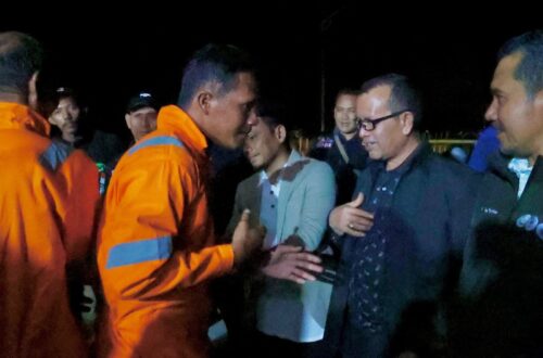Kadis Sosial Aceh Muslem Yacob menyambut kepulangan 3 nelayan Aceh yang sebelumnya terapung di laut perairan Selat Benggala