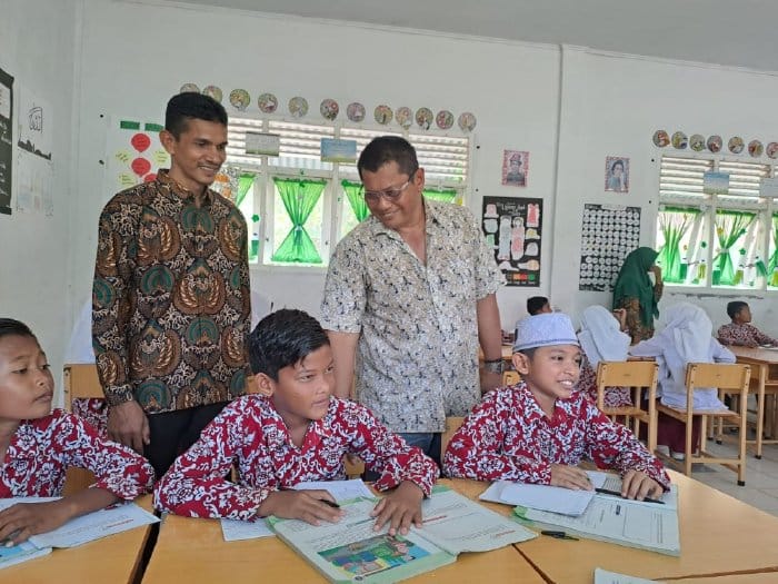 Kadisdikbud Aceh Besar, Bahrul Jamil melihat proses belajar di sekolah SD saat melakukan kunjungan Saweu Sikula Kecamatan Pulo Aceh, Kamis (11/1/2024)