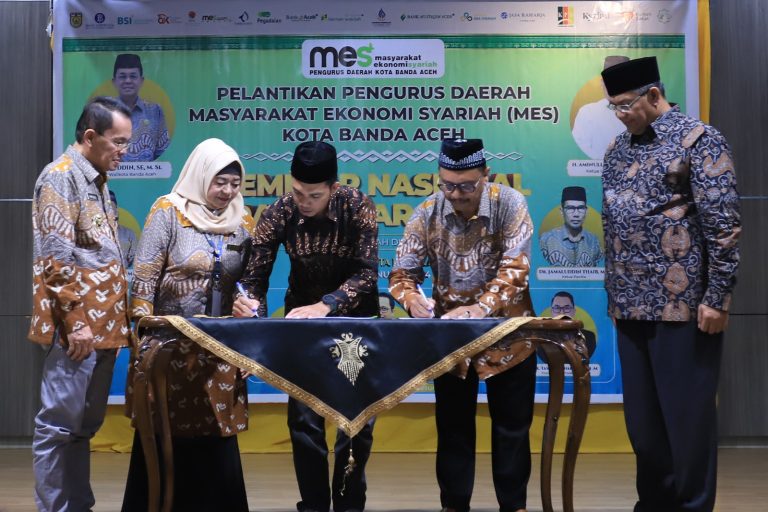 Pengurus Daerah (PD) Masyarakat Ekonomi Syariah (MES) Kota Banda Aceh dilantik di aula lantai 4 Gedung Mawardy Nurdin, Balai Kota Banda Aceh, Sabtu, 13 Januari 2024