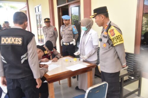 Kapolres Bireuen AKBP Jatmiko memimpin langsung tes urine secara mendadak dan acak terhadap personil setelah apel pagi, Selasa, 16 Januari 2024