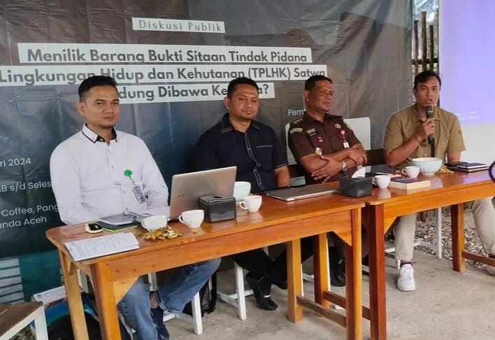 Diskusi publik ‘Menilik Barang Bukti Sitaan Tindak Pidana Lingkungan Hidup dan Kehutanan (TPLHK) Dibawa Ke Mana’ yang digelar FJL Aceh, Kamis (18/1). (Foto: Dok. FJL Aceh)