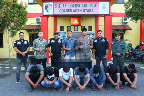 Satreskrim Polres Aceh Utara mengamankan 7 orang remaja, Jum'at (19/1). Baru-baru ini foto mereka yang mengacungkan senjata tajam di depan kantor Bupati Aceh Utara viral di media sosial dan membuat resah masyarakat