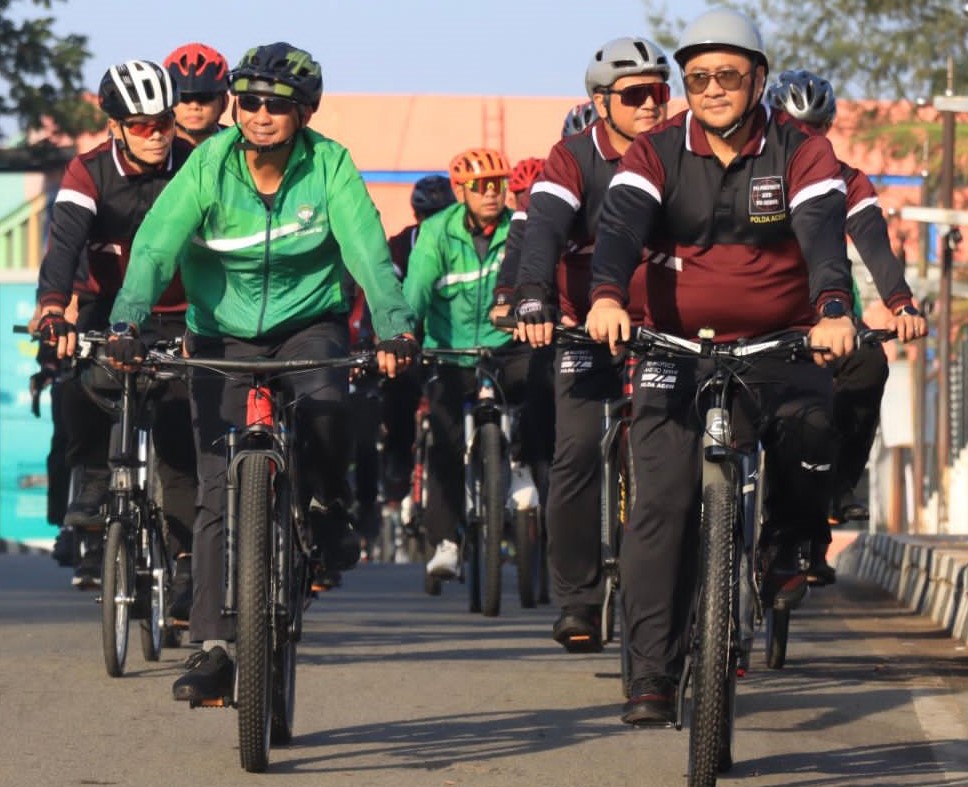 Kapolda Aceh Irjen Pol Achmad Kartiko dan Pangdam IM Mayjen TNI Novi Helmy Prasetya melakukan gowes di Banda Aceh, Ahad, 21 Januari 2024