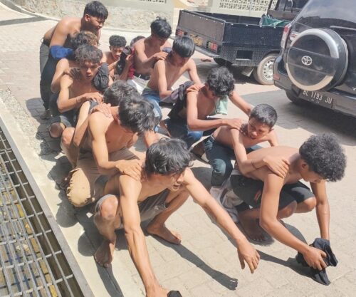 Tim Rimueng Satrekrim Polresta Banda Aceh kembali mengamankan 14 pelaku lainnya di berbagai tempat dan tujuh bilah senjata tajam (Sajam) berbagai jenis, pasca kejadian pembacokan dua warga di Benk Kupi Gampong Lamgugob Kecamatan Syiah Kuala, Ahad dini hari (21/1). (Foto: Dok. Humas Polresta Banda Aceh)