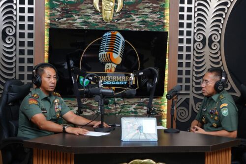 Pangdam IM Mayjen TNI Novi Helmy Prasetya didampingi Kasdam Brigjen TNI Hadi Basuki mengikuti secara virtual peresmian studio Podcast Sanggamara Kodam IM oleh KSAD, Senin (22/1/2024)