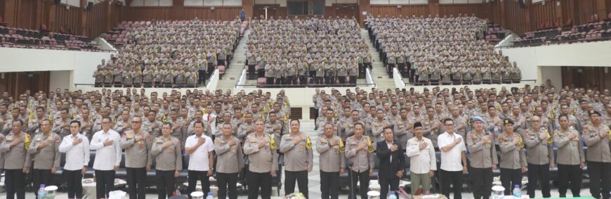 Kapolda Aceh Irjen Achmad Kartiko didampingi Wakapolda Brigjen Pol Armia Fahmi pada kegiatan peningkatan kemampuan Bhabinkamtibmas se-jajaran Polda Aceh tahun 2024 di Gedung AAC Dayan Dawood Universitas Syiah Kuala Banda Aceh, Selasa, 23 Januari 2024