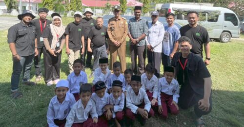Tim Desa Energi Berdikari Universitas Syiah Kuala foto bersama Camat Pulo Aceh Jamaluddin dan tokoh masyarakat usai peluncuran Pembangkit Listrik Tenaga Surya (PLTS) di Pulo Aceh, Aceh Besar, Selasa (23/1)