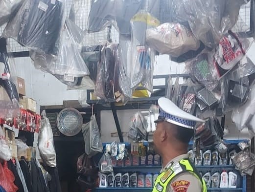 Satlantas Polres Pidie menggelar sosialisasi larangan penggunaan atau memperjual belikan knalpot brong atau yang tidak sesuai spesifikasi teknis di bengkel dan toko aksesoris sepeda motor di Kota Sigli, Jum'at (26/1).