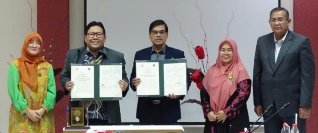 Pimpinan Ombudsman RI Dadan S Suharmawijaya dan Rektor UIN Ar-Raniry Prof Dr Mujiburrahman menandatangani MoU antara di Gedung Pascasarjana UIN Ar-Raniry, Jum'at (26/1)