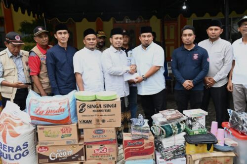 Pj Bupati Aceh Besar Muhammad Iswanto menyerahkan bantuan masa panik kepada Pimpinan Dayah Babul Maghfirah, Ustaz Masrul Aidi di Cot Keu'eung, Kecamatan Kuta Baro, Aceh Besar, Sabtu (27/1)