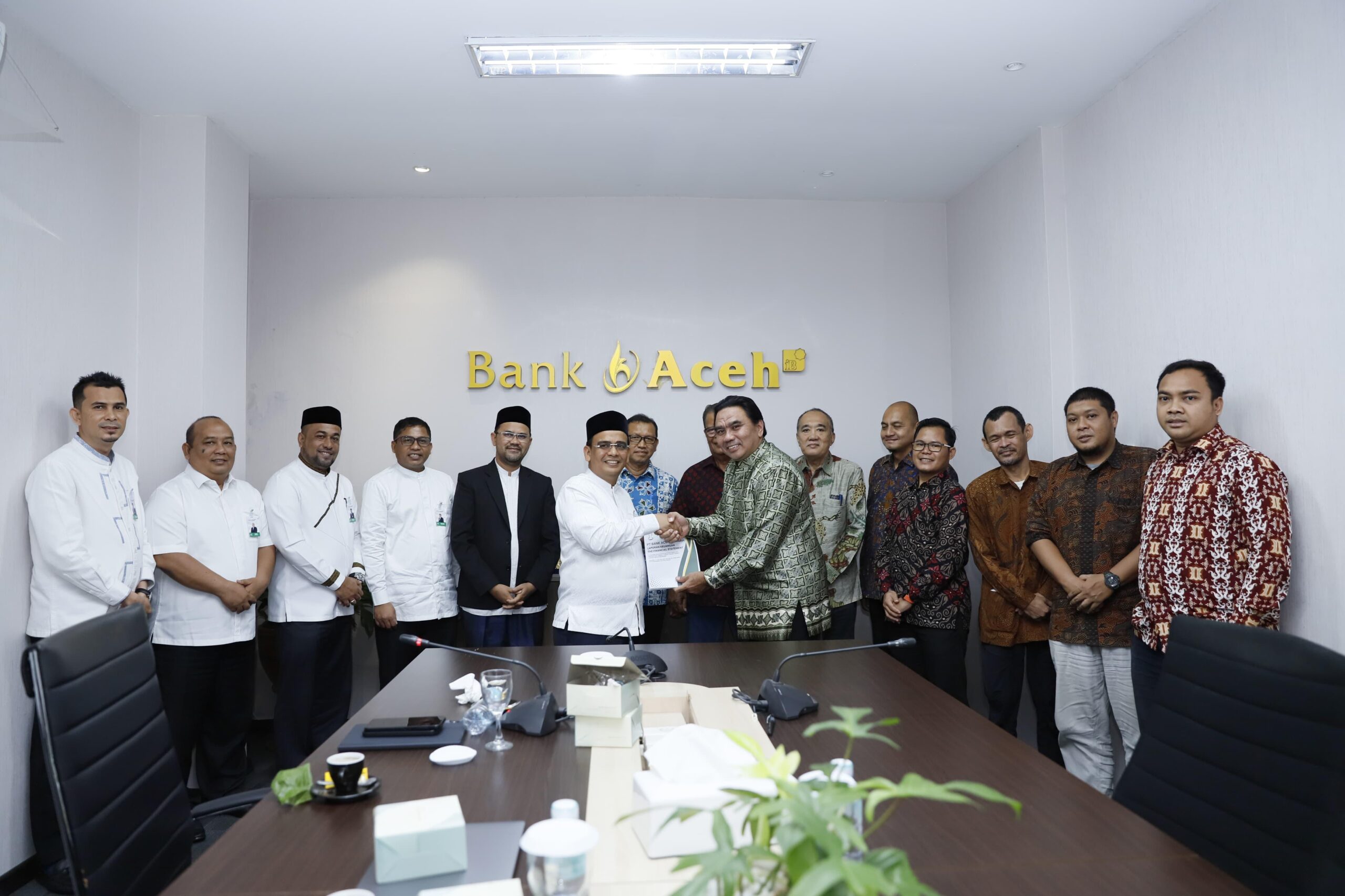 Dirut Bank Aceh Syariah Muhammad Syah menerima hasil audit WTP (Wajar Tanpa Pengecualian) dari Kantor Akuntan Publik Heliantono dan Rekan