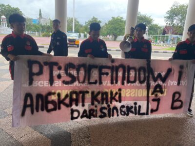 Sejumlah mahasiswa mengatasnamakan Aliansi Mahasiswa dan Pemuda Anti Korupsi (Alamp Aksi) menggelar demonstrasi di Kantor Gubernur Aceh, Senin (29/1) yang menolak perpanjangan izin PT Socfindo