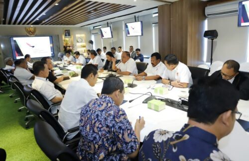 Pj Gubernur Aceh Achmad Marzuki didampingi Kadispora Aceh M. Nasir Syamaun dan Kadis Kominfo Aceh Marwan Nusuf, mengikuti rapat pemantapan persiapan pelaksanaan PON 2024 di KONI Pusat, Senin (29/1)