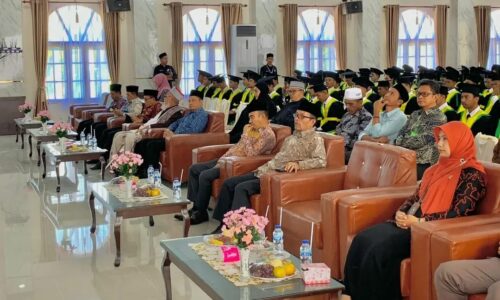 Kadis Sosial Aceh Dr Muslem Yacob SAg MPd menghadiri Wisuda Sarjana angkatan III STIS Ummul Ayman, Kecamatan Meurah Dua, Pidie Jaya, Kamis, 1 Februari 2024